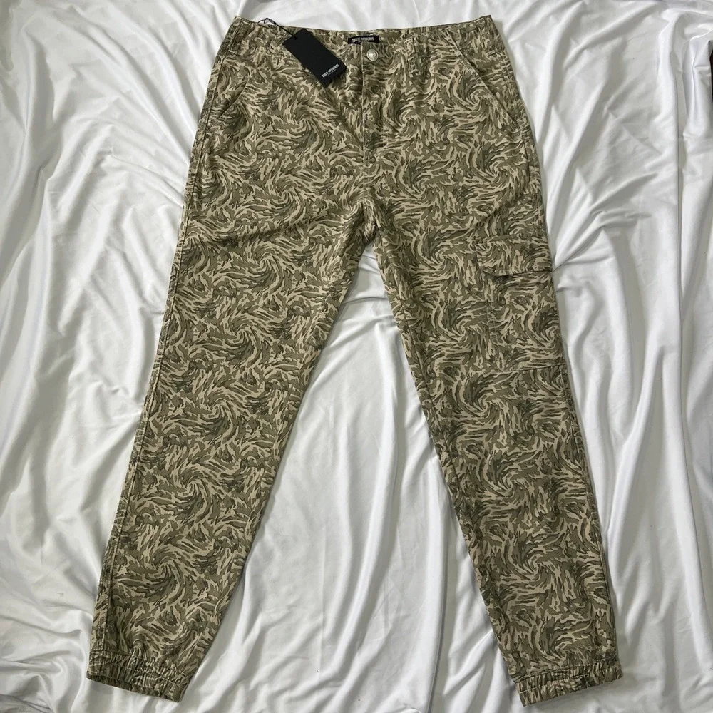 True Religion Abstract Camo SN Cargo Pants Mens 31 LARGE NWT $159
